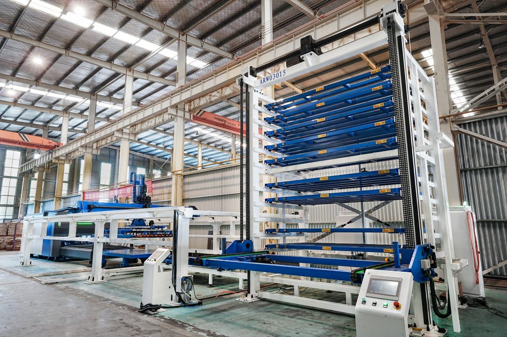 Sistema automático de carga y descarga con torre de almacenaje