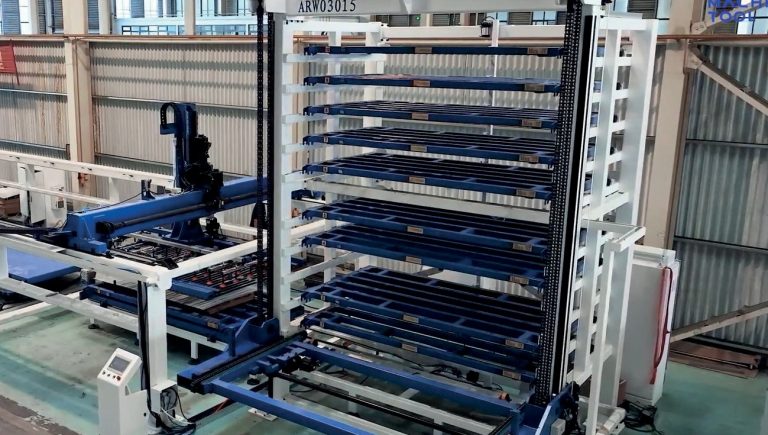 Almacén de chapa en torre con carga y descarga automática