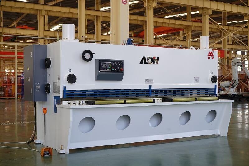 Cizalla guillotina CNC ADH en la planta de fabricación