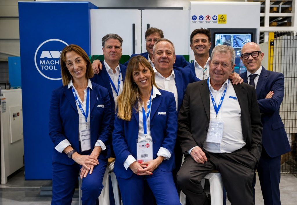 Equipo directivo de ADH SPAIN junto a una máquina ADH en la BIEMH 2026