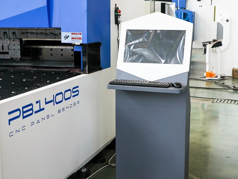 Puesto de control CNC de la paneladora